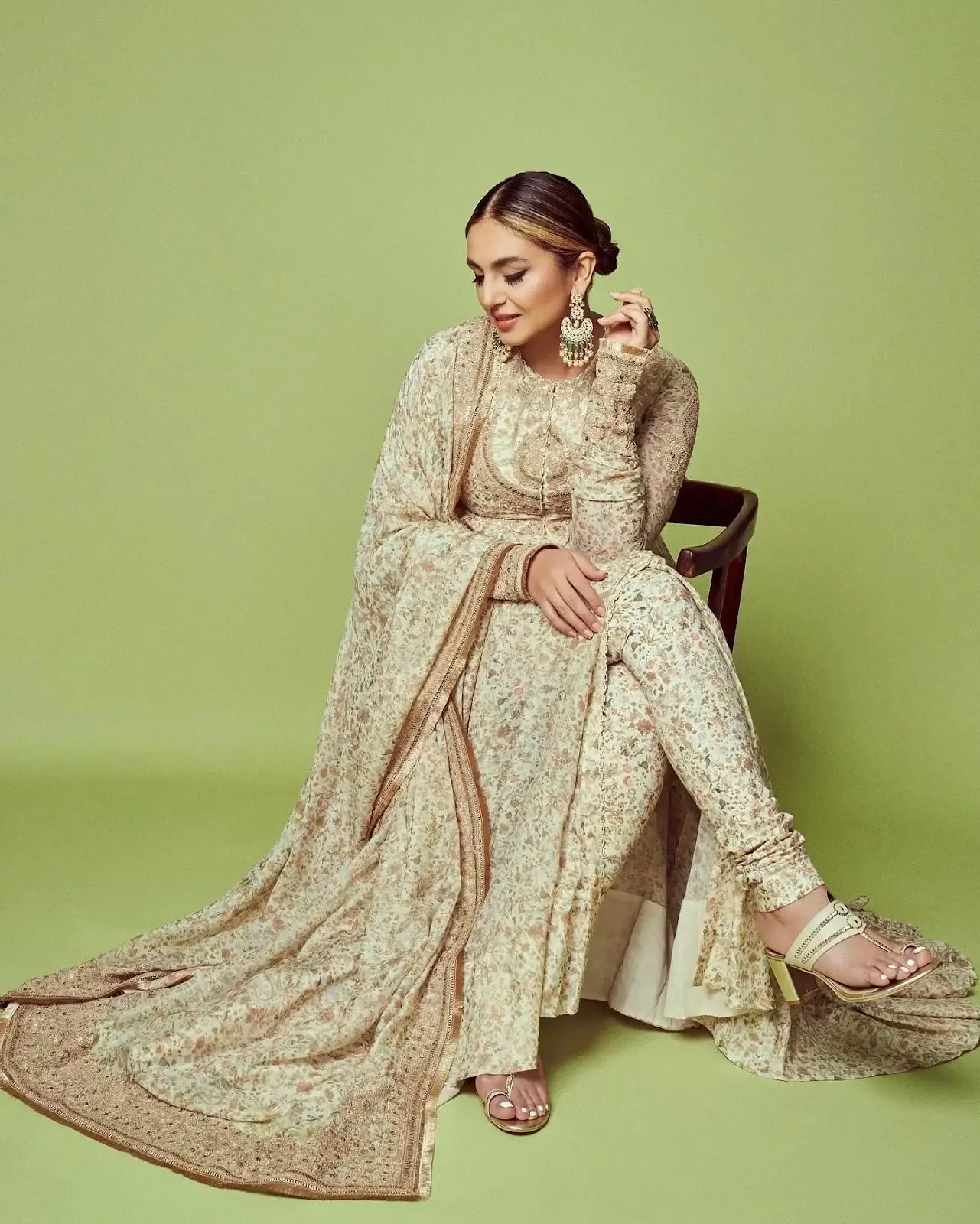 BOLLYWOOD ACTRESS HUMA QURESHI IN WHITE SALWAR KAMEEZ 2